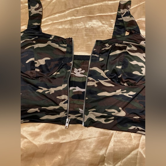 Camo Crop Top With Zipper - Picture 3 of 7